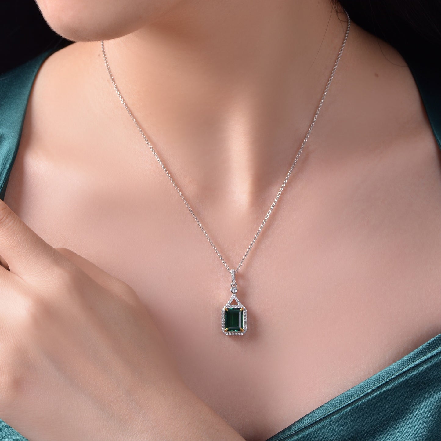 Cultured emerald 2.7CT necklace women's high-end clavicle chain