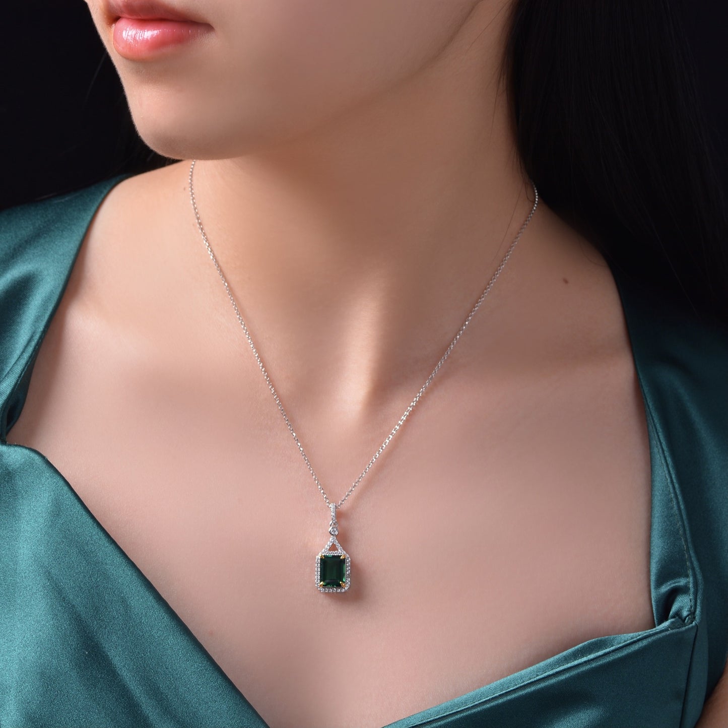 Cultured emerald 2.7CT necklace women's high-end clavicle chain