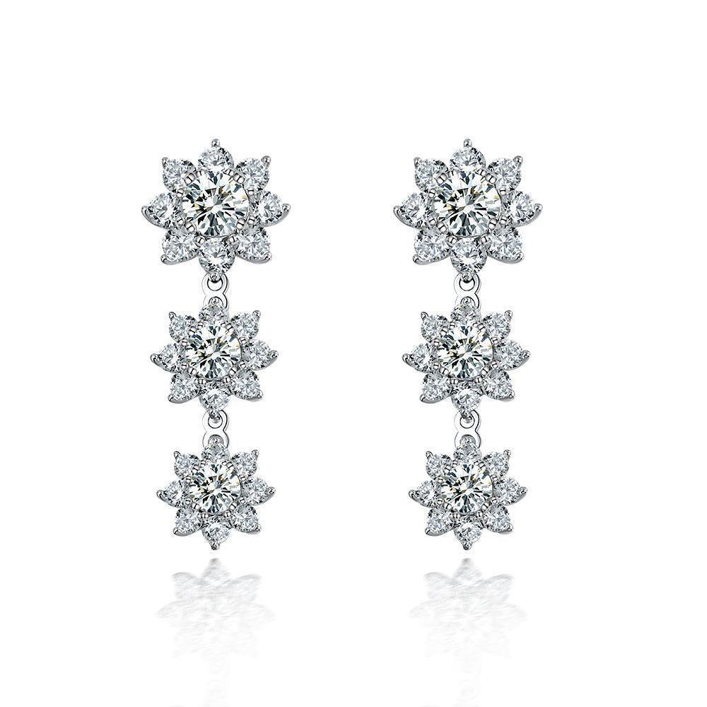 Women's floral diamond earrings are light, luxurious, simple and versatile