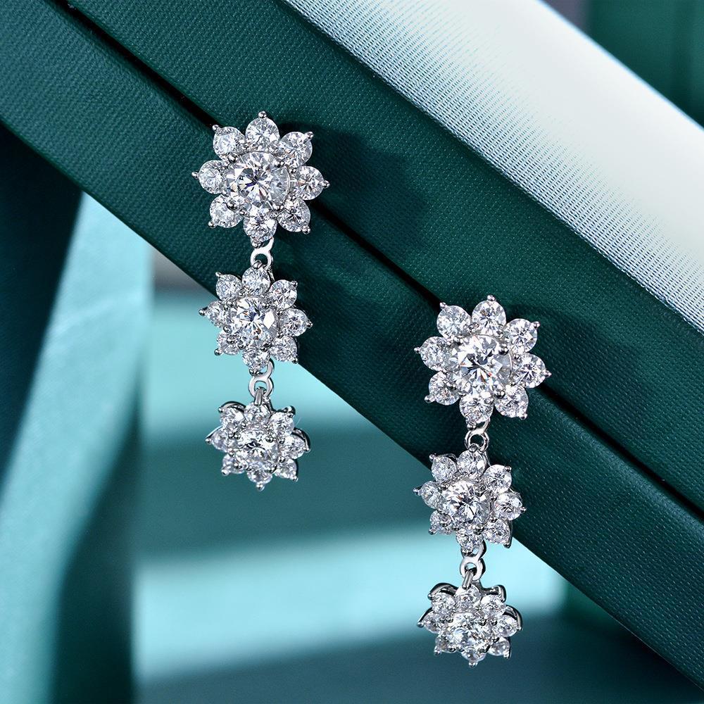 Women's floral diamond earrings are light, luxurious, simple and versatile