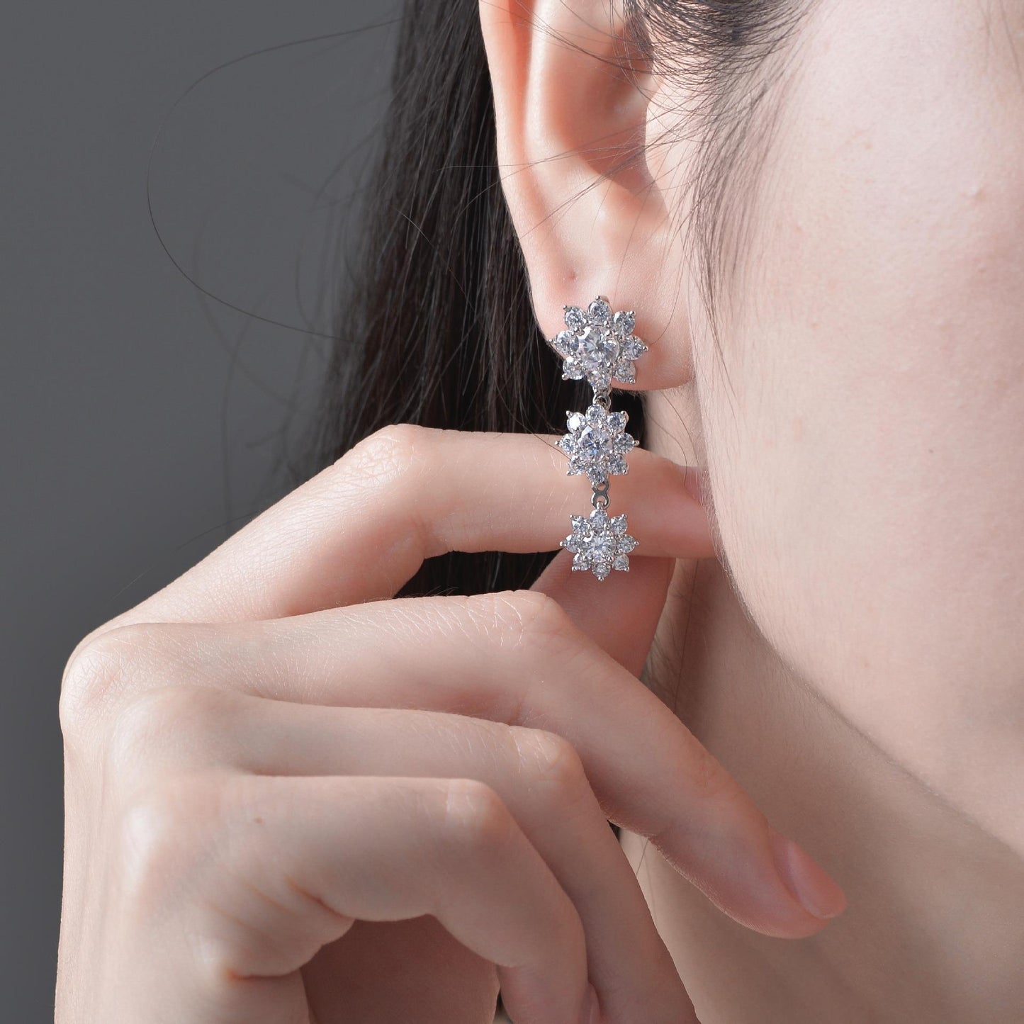 Women's floral diamond earrings are light, luxurious, simple and versatile