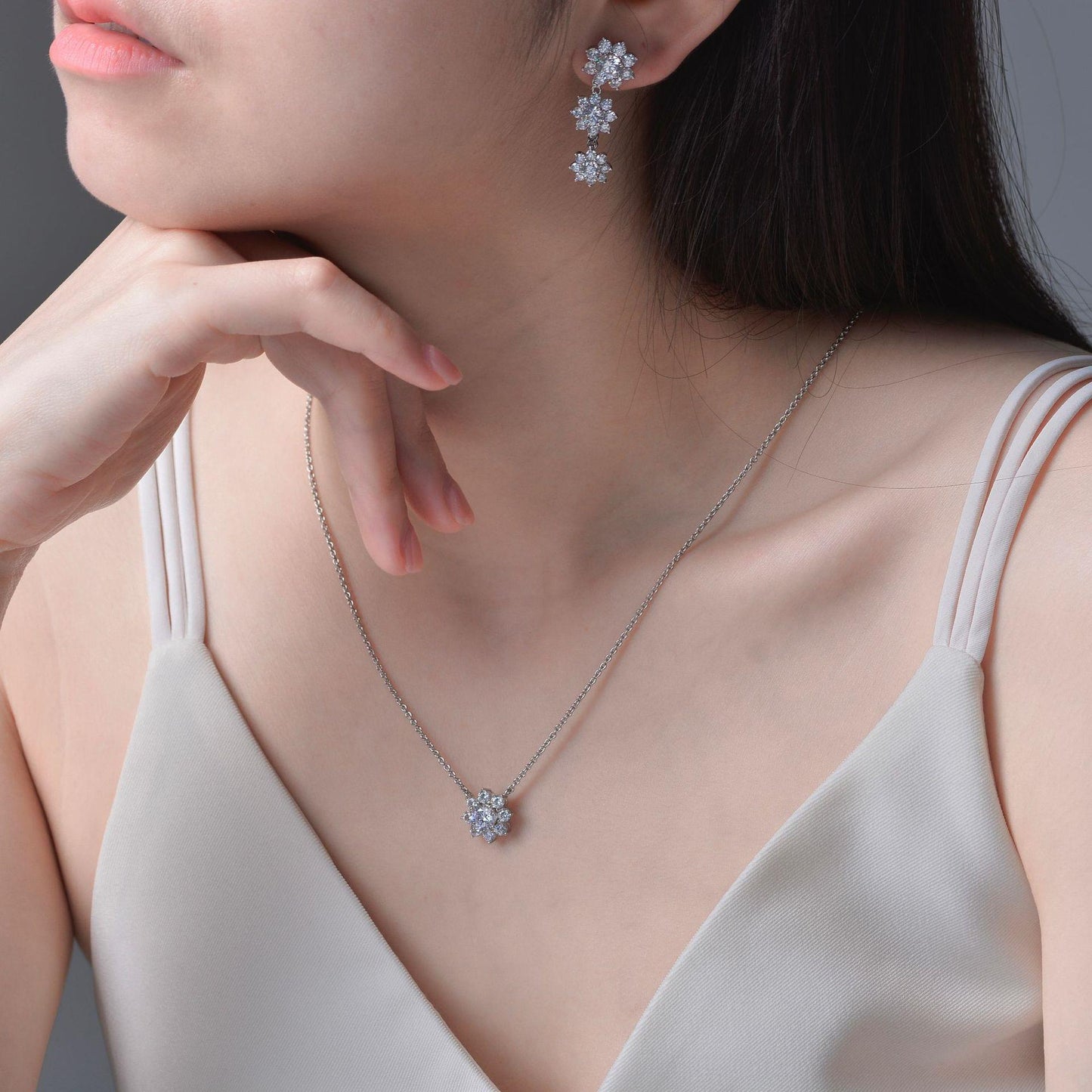 Women's floral diamond earrings are light, luxurious, simple and versatile